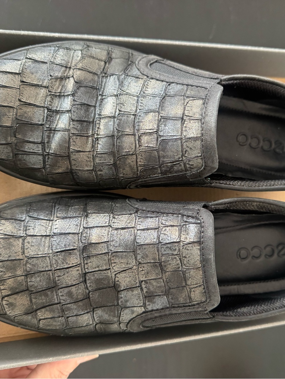 ECCO women’s Black Croc-Embossed Slip-On Loafers size 8